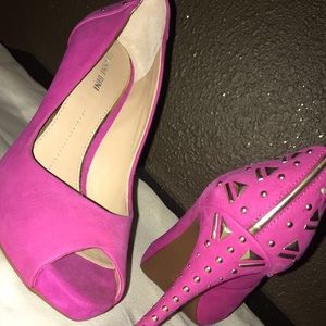Pink with gold detailing peep toe